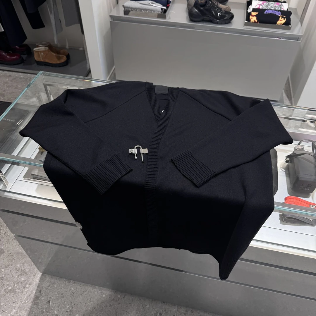 全新未使用 Givenchy/纪梵希 男生锁头开衫毛衣