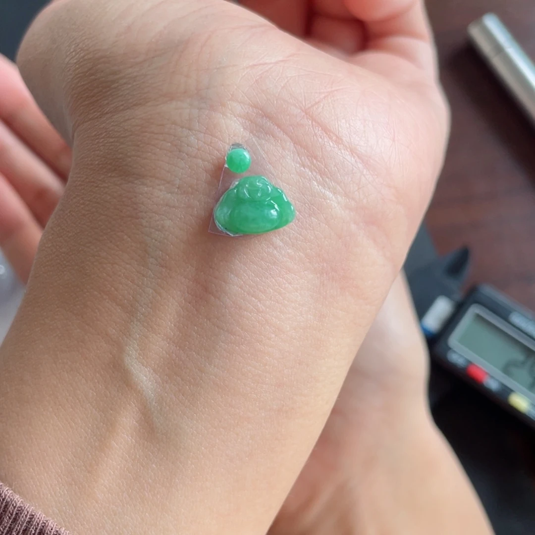 番***二翡翠未镶嵌颈饰佛