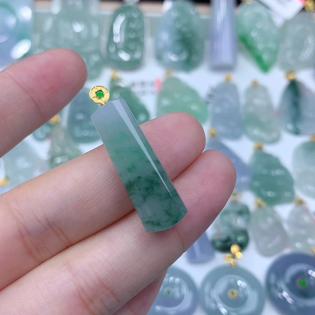 翡翠颈饰18K金镶嵌无事牌