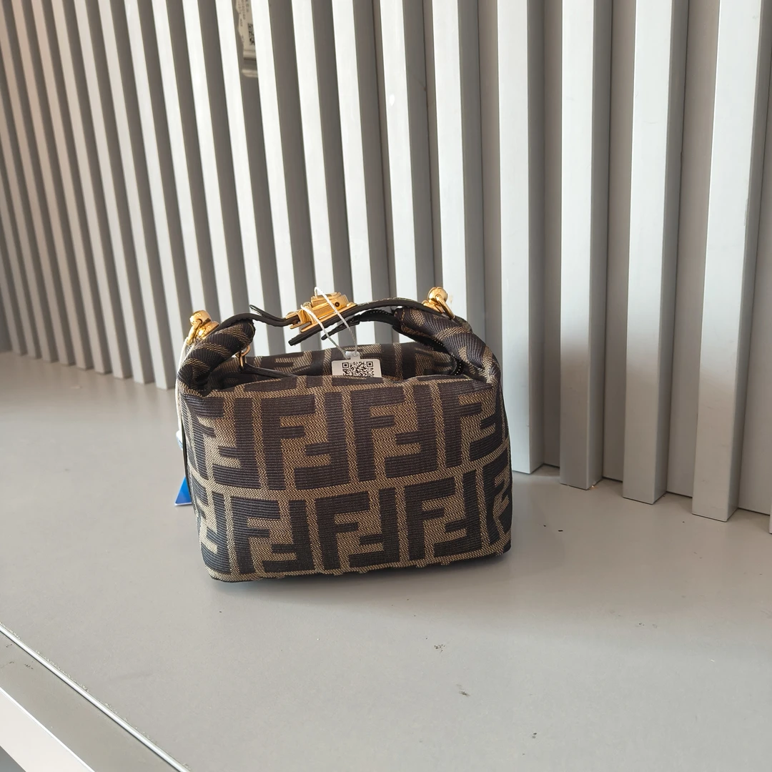 95新 FENDI/芬迪 兔兔奢/芬迪小遛狗/240823041