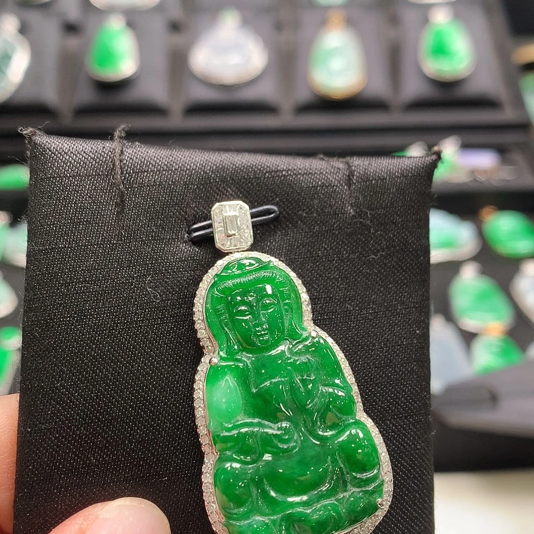 翡翠18K金镶嵌颈饰观音