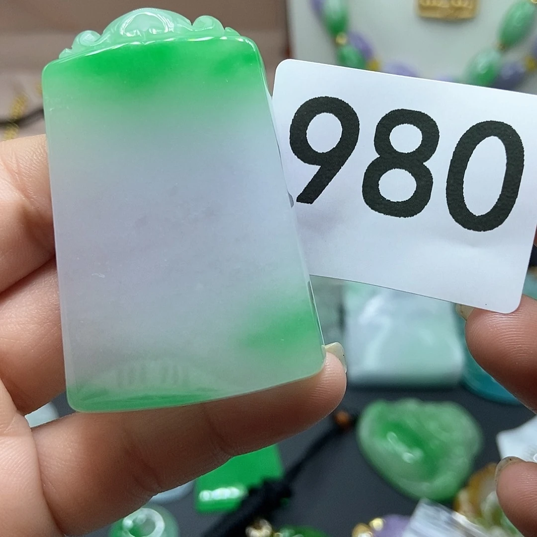 翡翠吊坠(赠链)未镶嵌