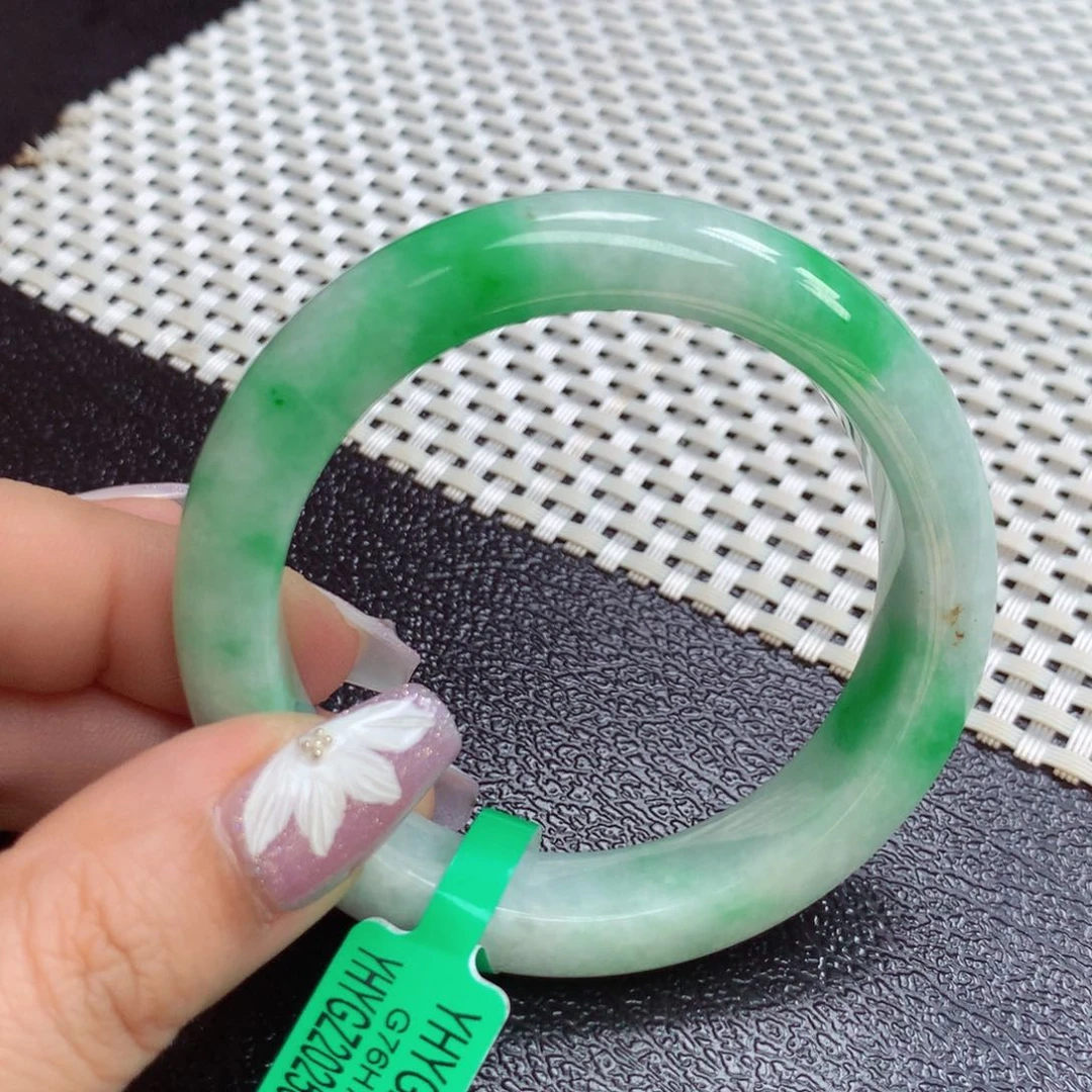 翡翠手镯未镶嵌缅甸