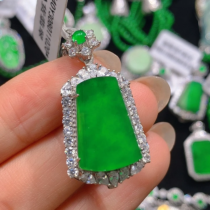 翡翠颈饰未镶嵌翡翠