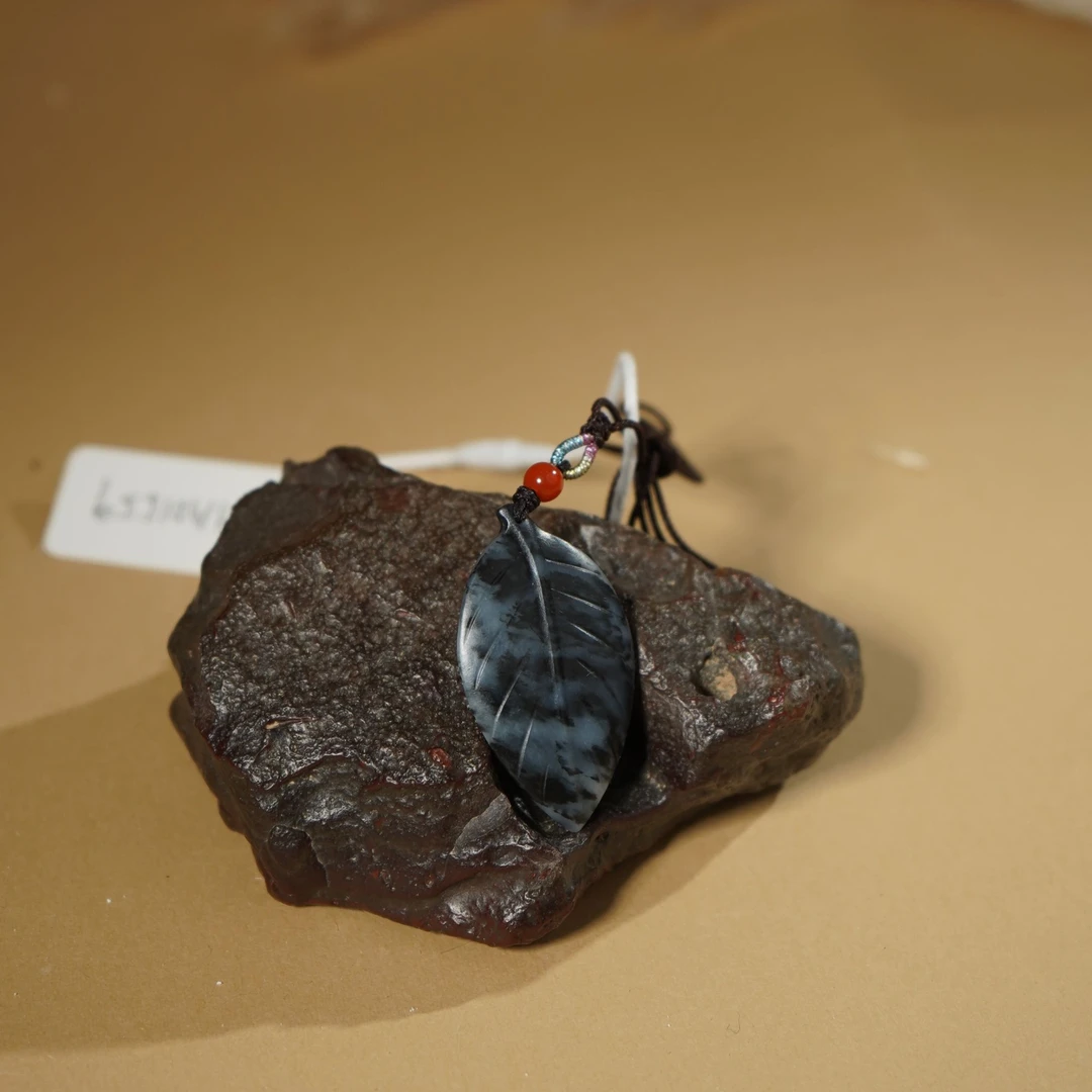 HA01559和田玉青花树叶吊坠