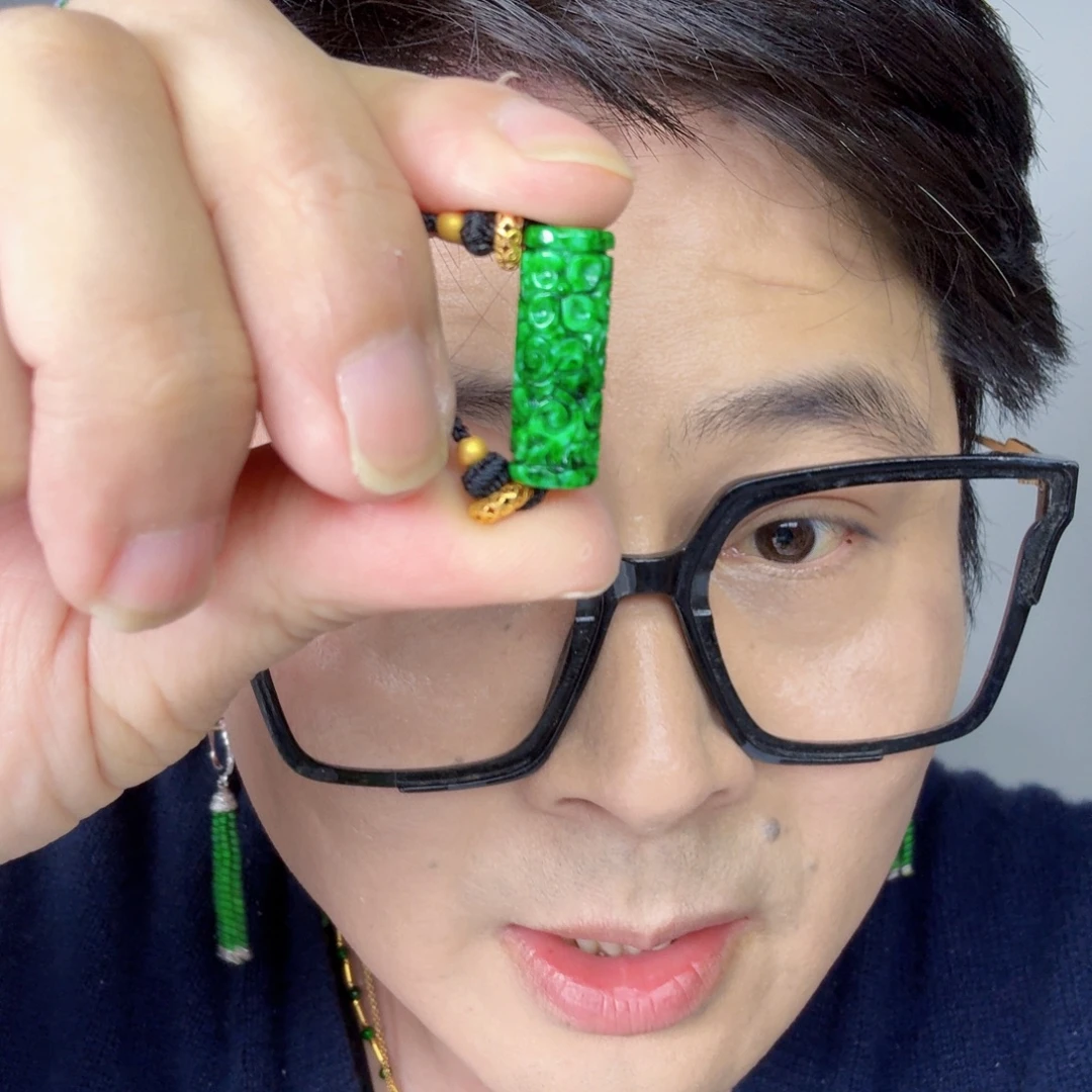 豆***奶翡翠18K金镶嵌颈饰一件