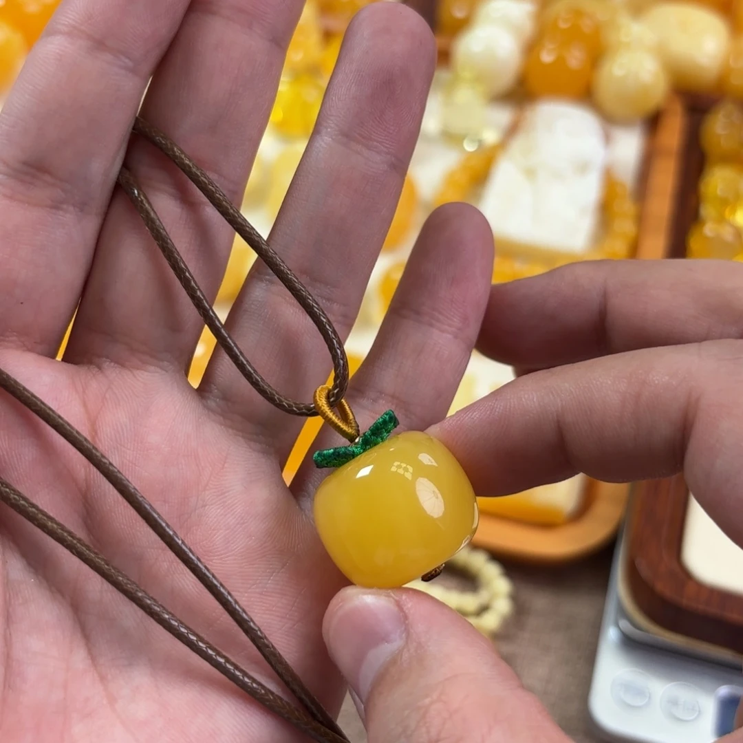 王***儿蜜蜡未镶嵌裸石柿子