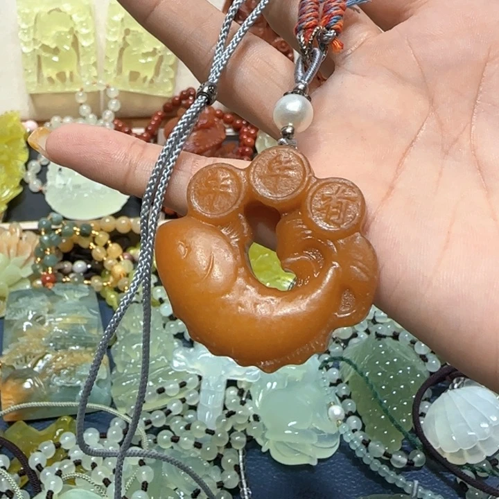 未镶嵌蛇纹石玉吊坠