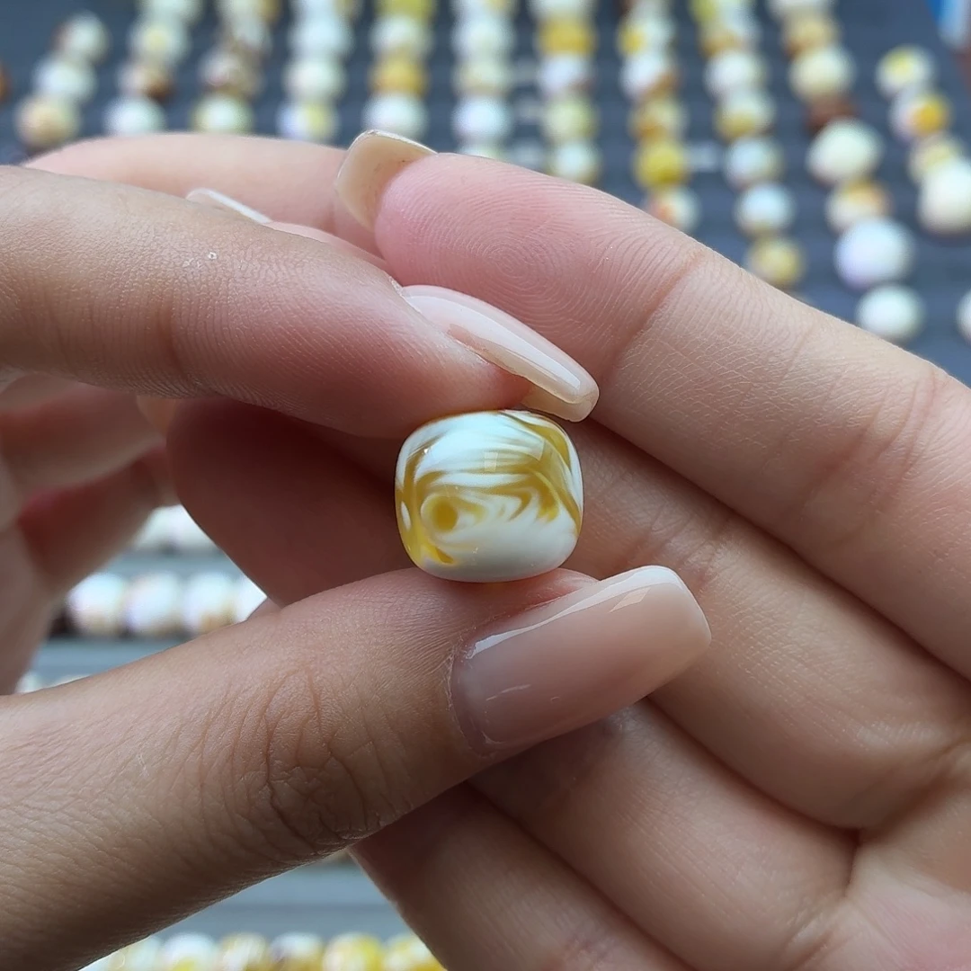 琥珀未镶嵌裸石14*12.8mm