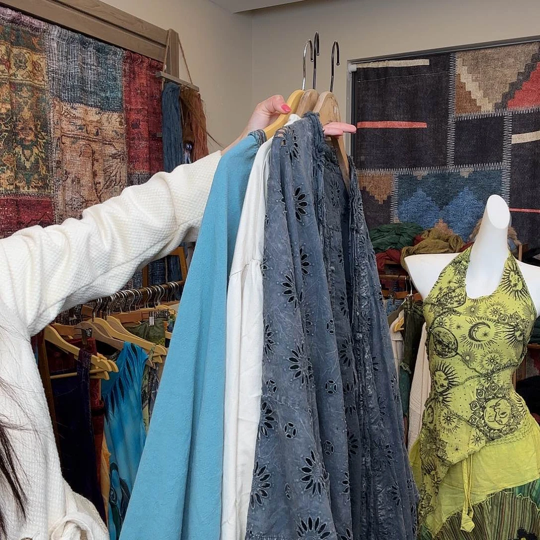 毛线272加粉棕色套装搭配白色衬衫