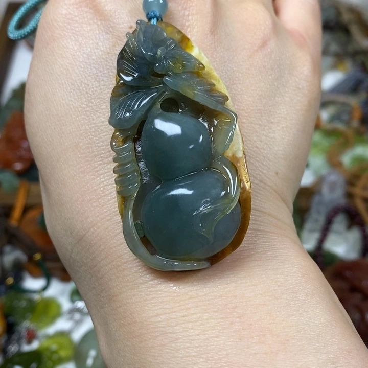 未镶嵌蛇纹石玉吊坠