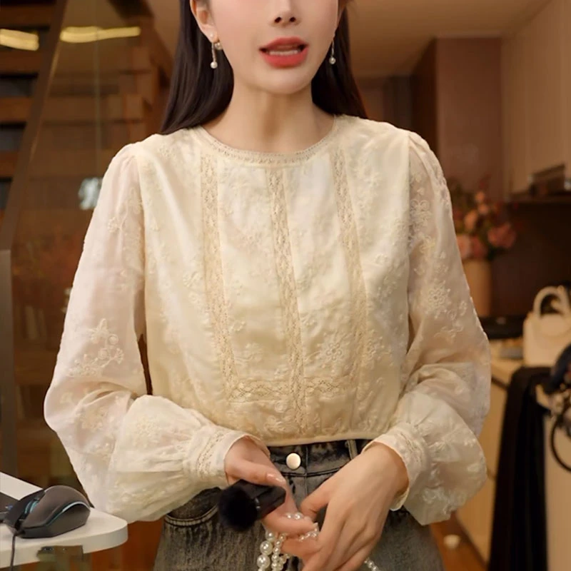 长袖蕾丝衬衫秋季2025新款时尚洋气休闲减龄别致小衫复古刺绣上衣