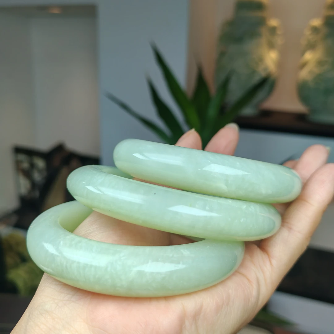 岫玉上品精美花玉奶蓝手镯（随机发货其中一个）