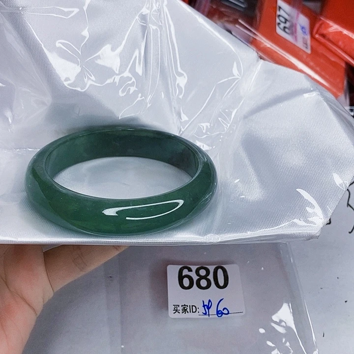 翡翠未镶嵌手镯一图一物实物为准（微瑕处理）