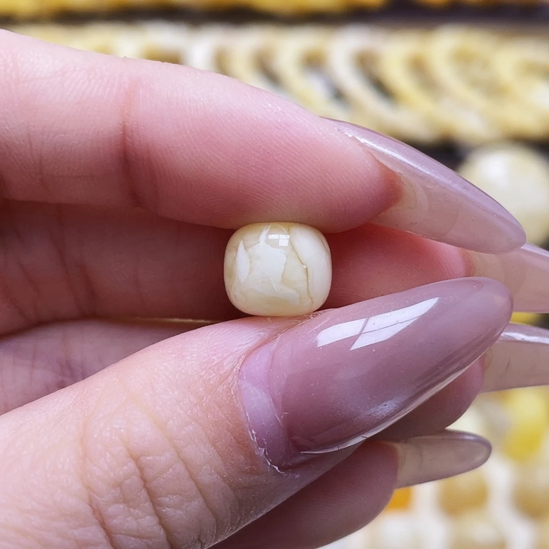 琥珀未镶嵌裸石9.7*8.4mm老型瑕