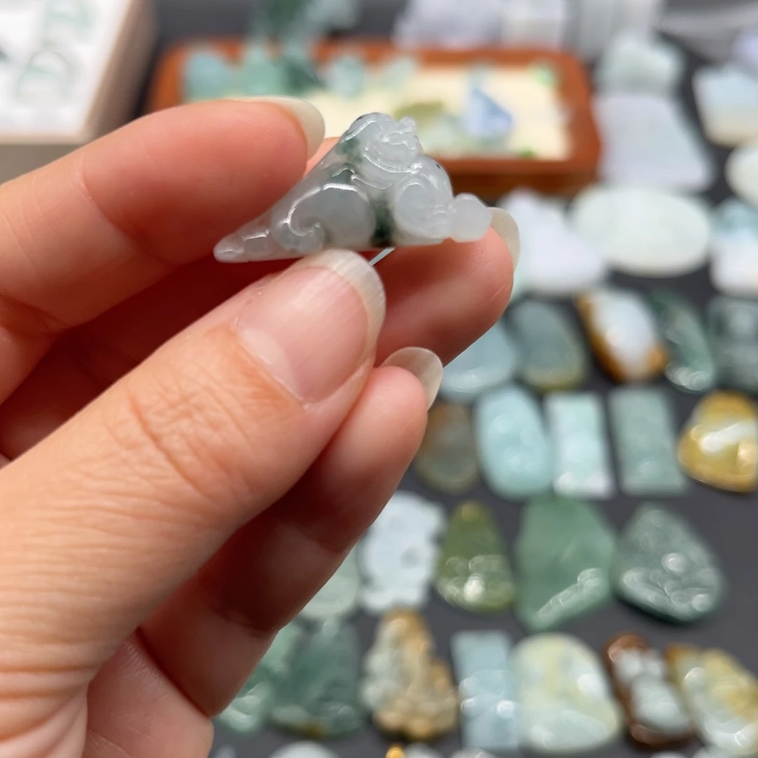 ****主翡翠未镶嵌颈饰貔貅