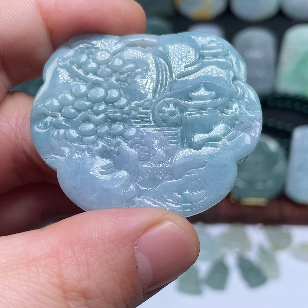 翡翠未镶嵌颈饰山水