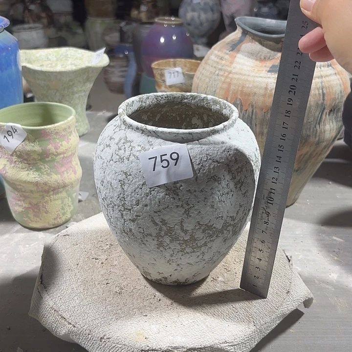 摆件陶高17，口9，有孔，759