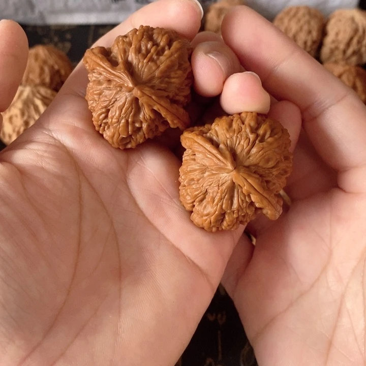 文玩核桃吊坠白狮子38