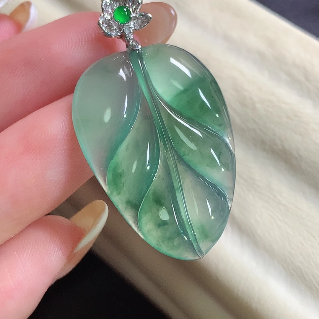 河***司翡翠18K金镶嵌颈饰叶子