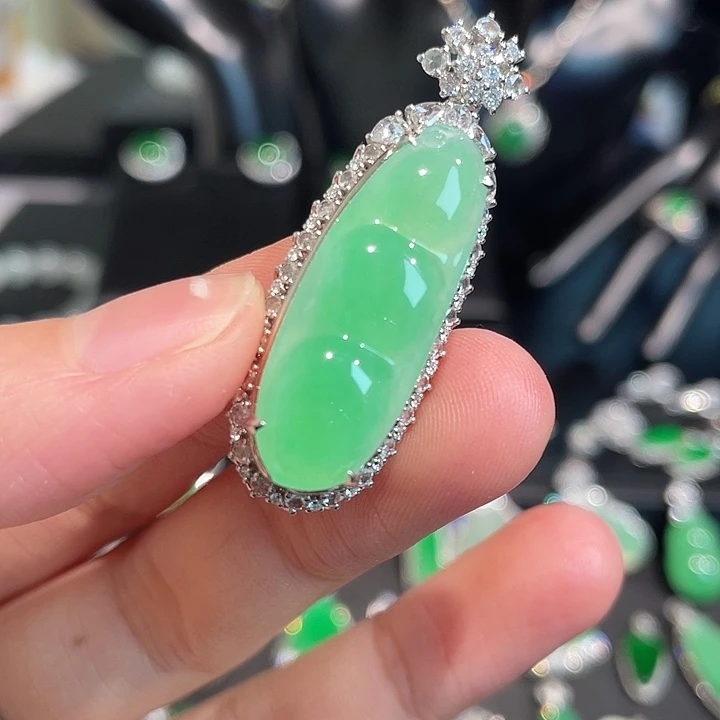 翡翠18K金镶嵌颈饰