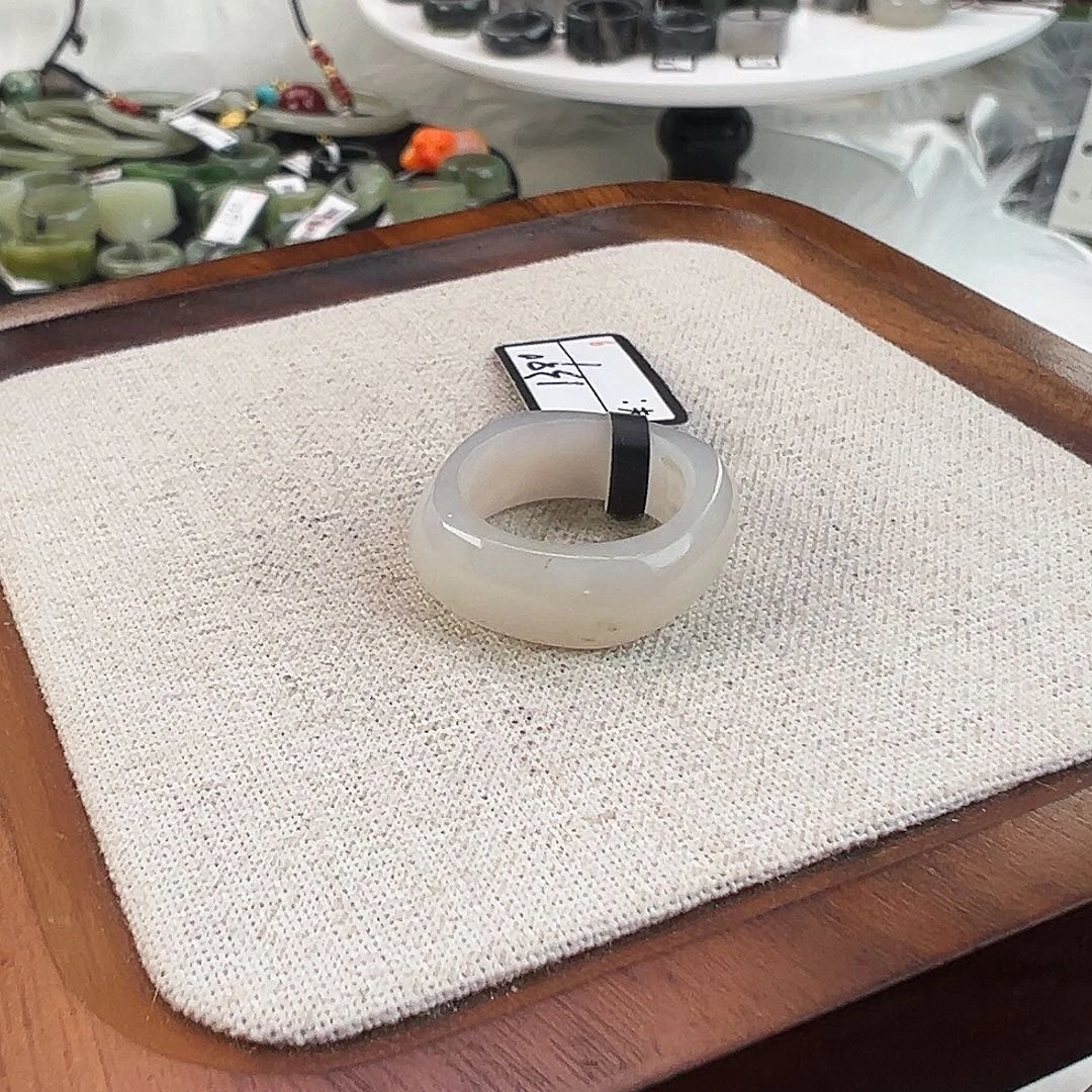 和田玉未镶嵌戒指17.1浅烟紫胖方N47