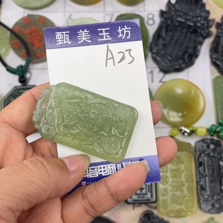 未镶嵌岫玉颈饰寰**途挂件