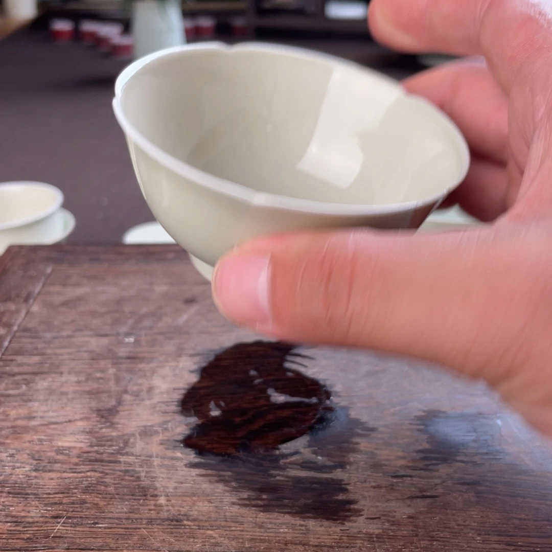刻花云纹青釉葵口杯