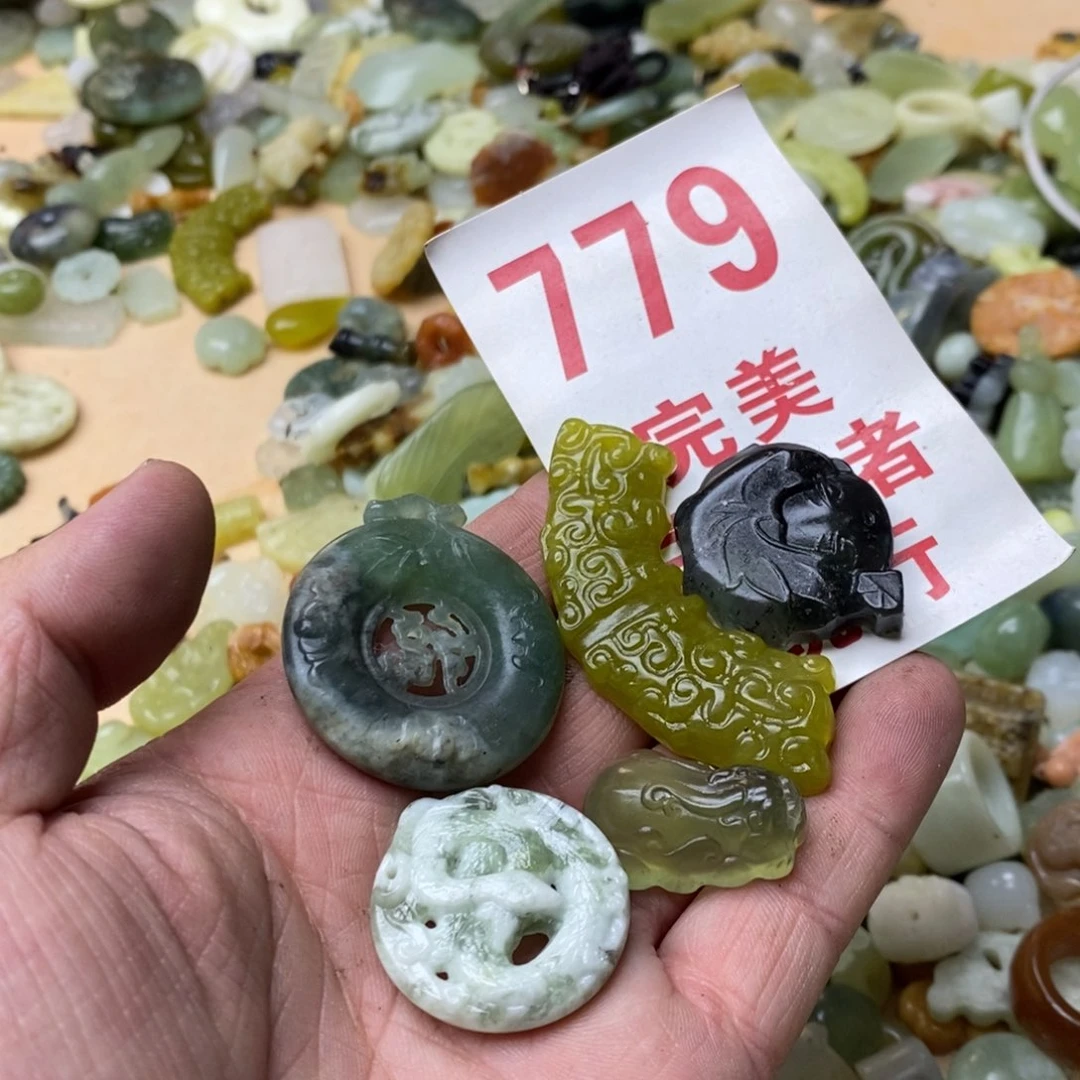 蛇纹石玉挂坠未镶嵌
