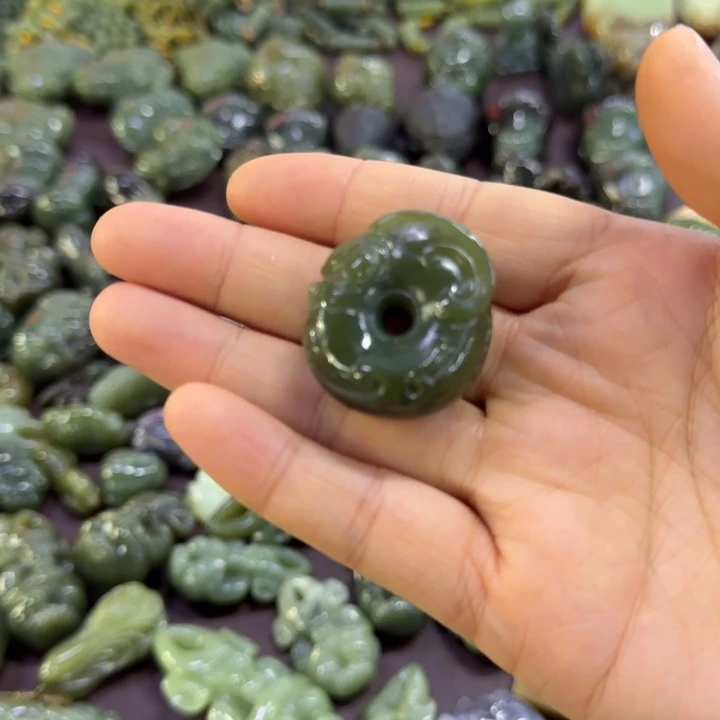 岫岩河磨玉（透闪石质玉）未镶嵌颈饰