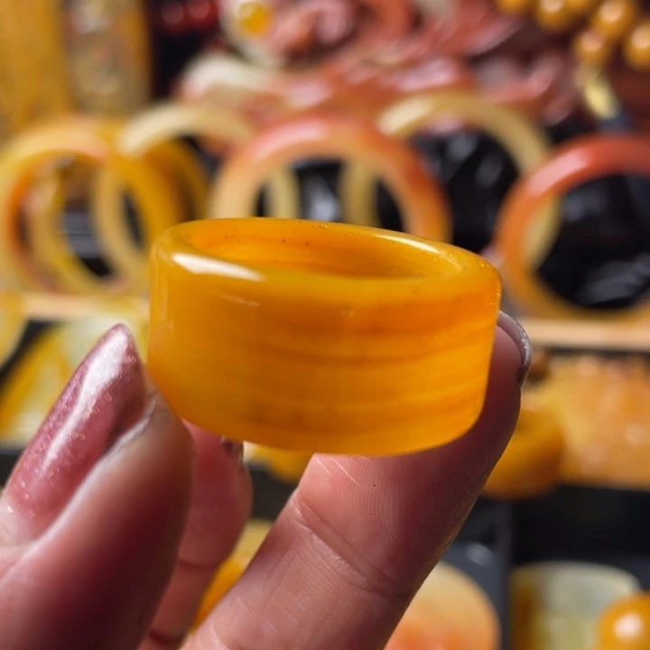 未镶嵌石英质玉（黄龙玉）颈饰
