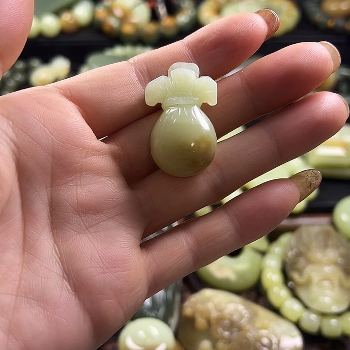 岫岩老玉（透闪石质玉）未镶嵌颈饰