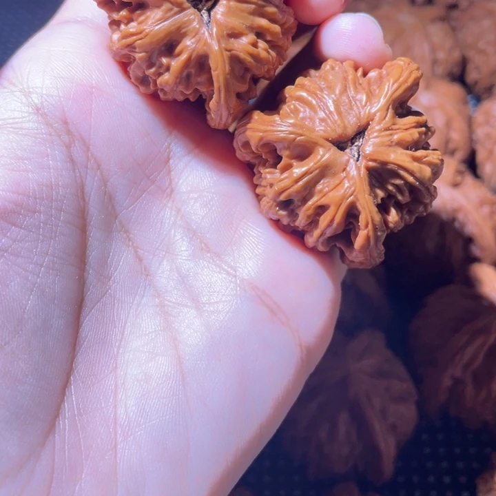 A***机桃核吊坠小妹三棱