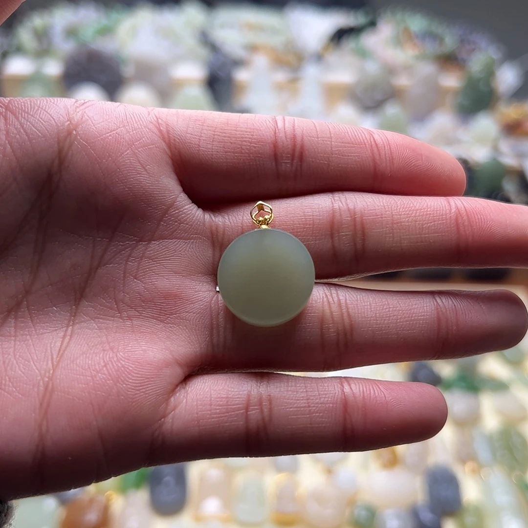 和田玉吊坠(不含链)18K金镶嵌爱****宝