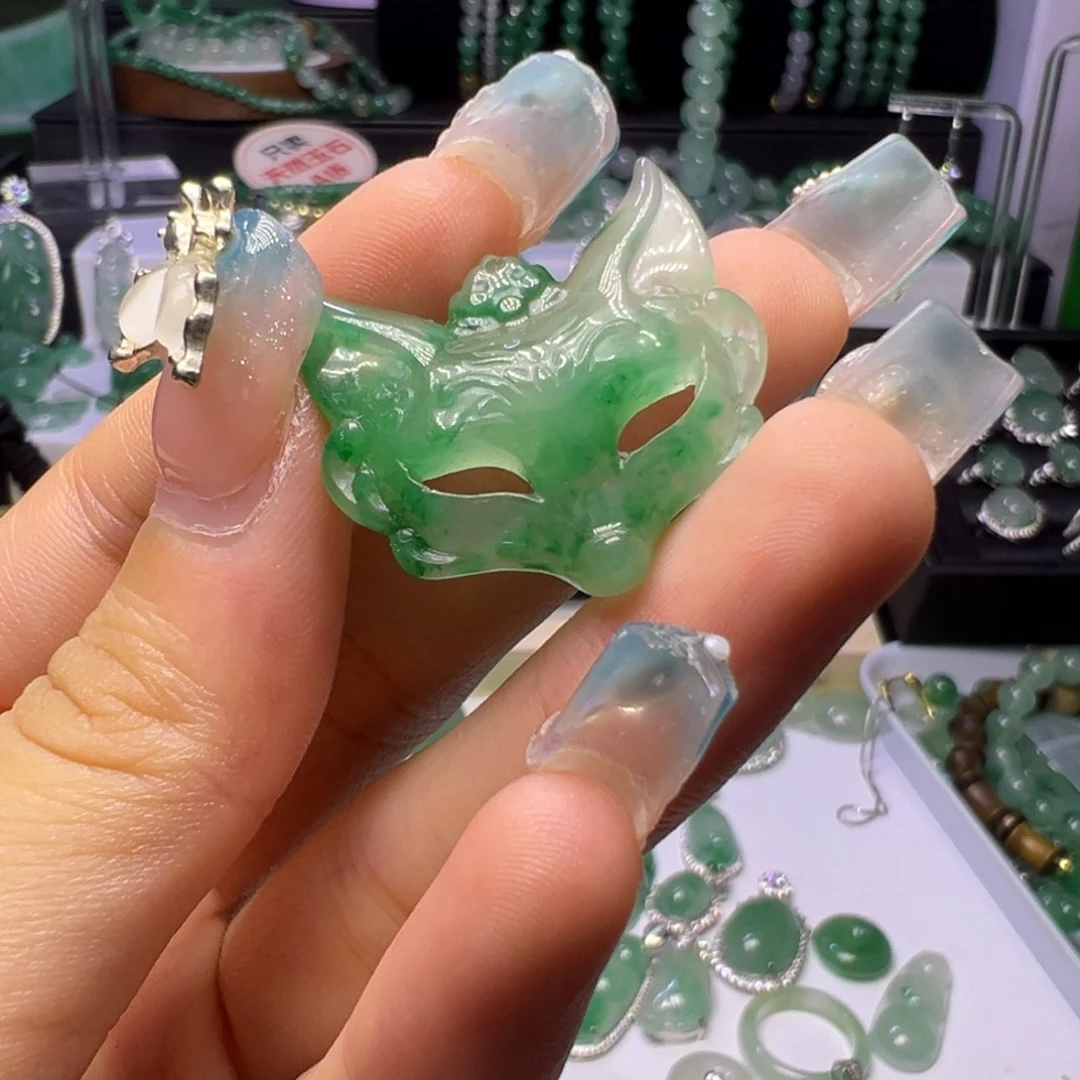 石英质玉（非洲翠）未镶嵌颈饰