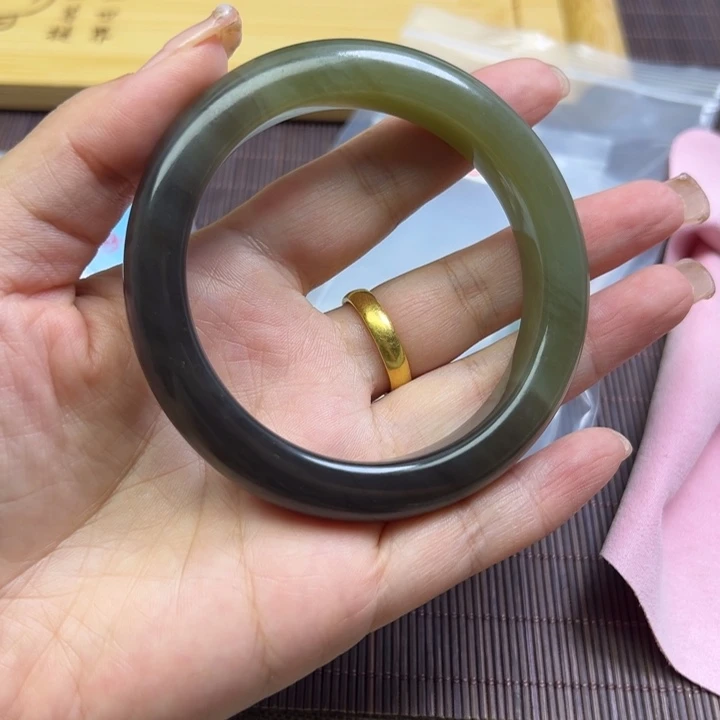 和田玉手镯未镶嵌星*?