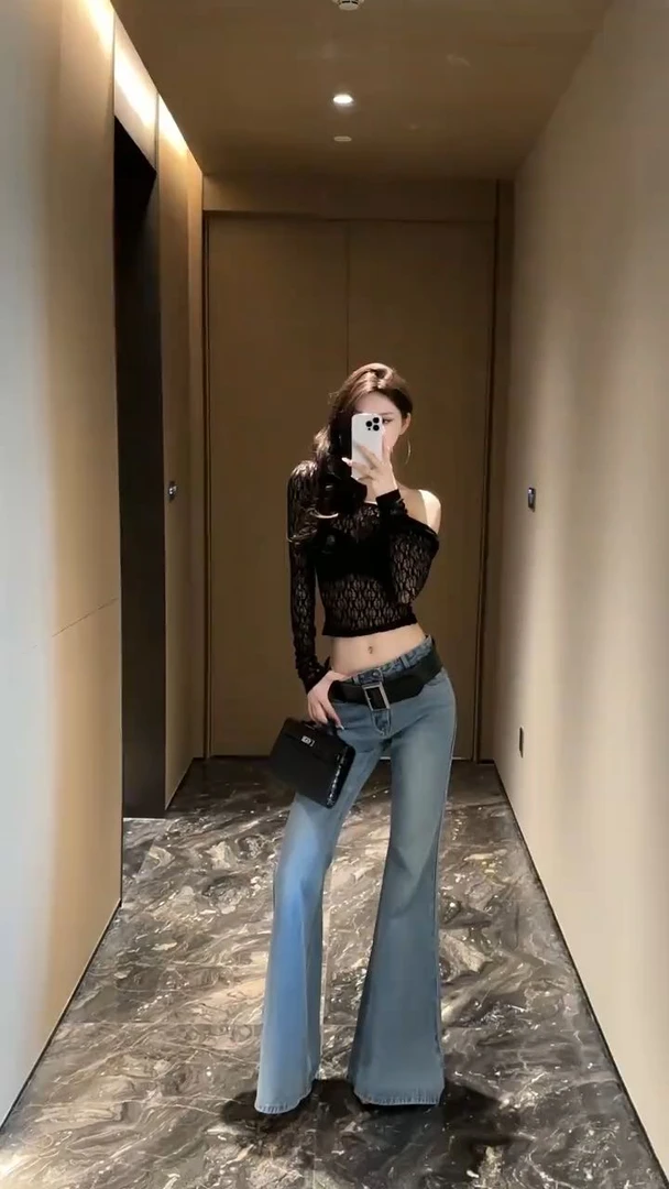 露背V领蕾丝长袖打底衫修身显瘦设计感辣妹上衣黑色高腰喇叭长裤