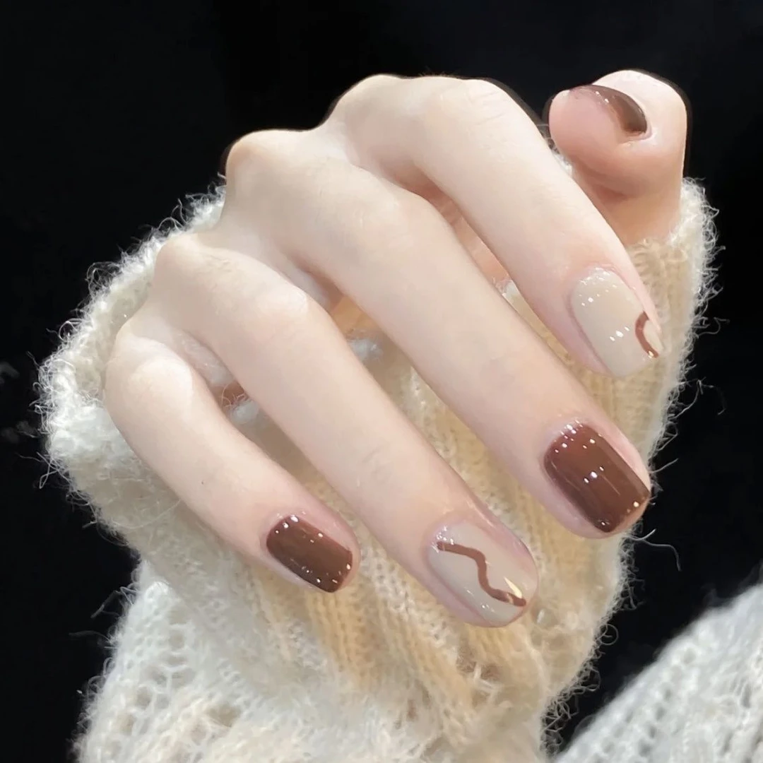 秋冬新款百搭纯手工穿戴甲片涂鸦线条氛围感焦糖棕色显白气质美甲
