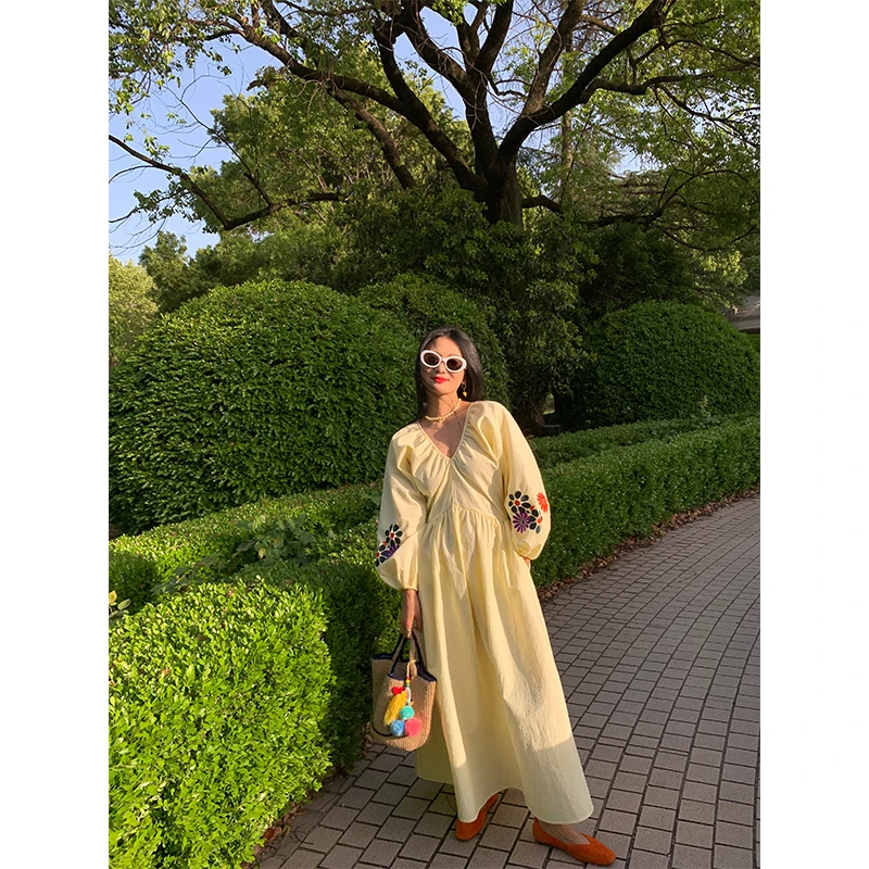 落落狷介 五一出游出片穿搭露背长袖连衣裙女2025年新款刺绣收腰