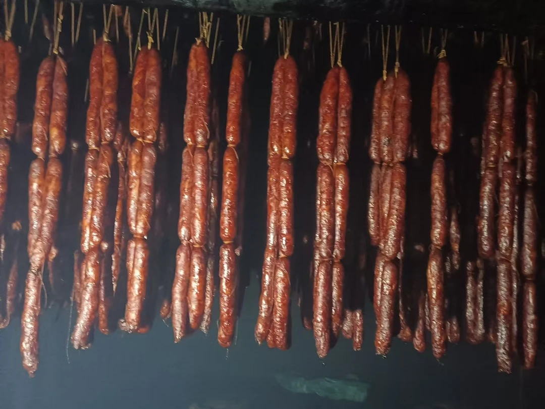 湖北恩施特色麻辣腊肠传统柏树烟熏纯肉美味