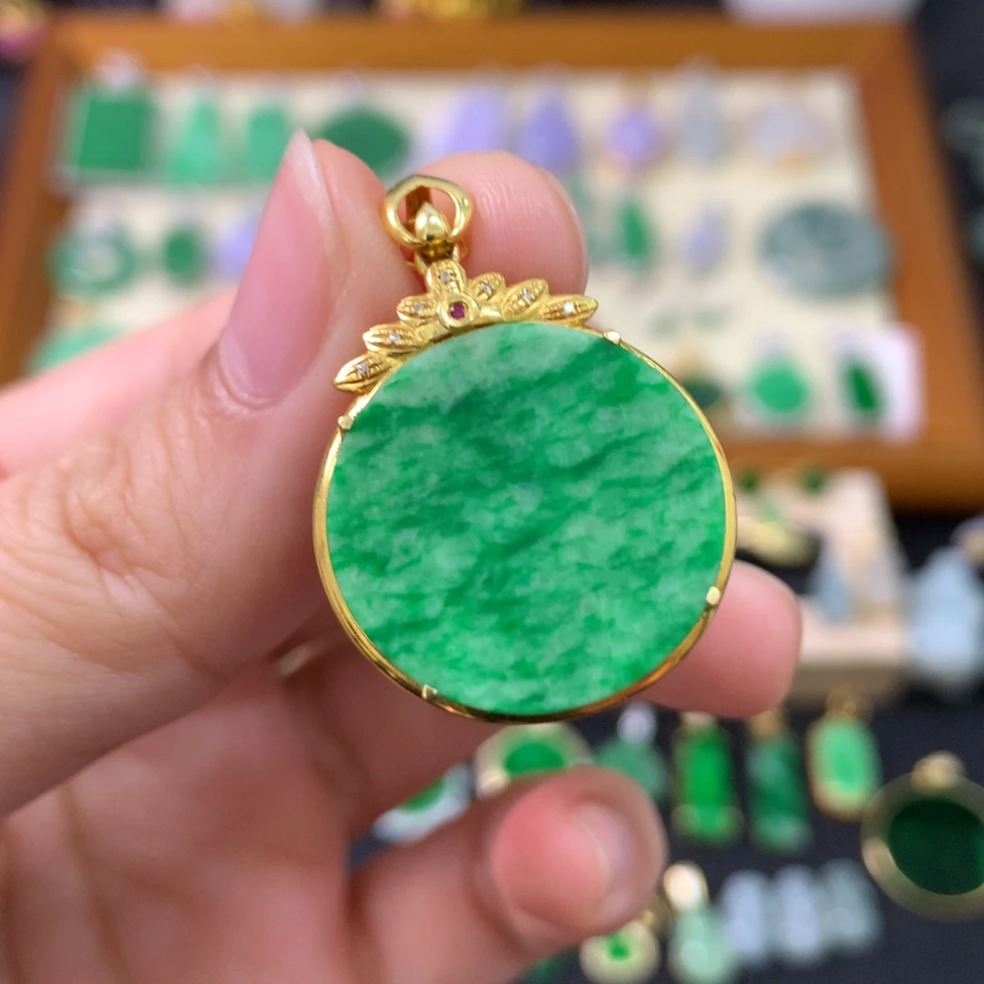 翡翠18K金镶嵌颈饰无事牌