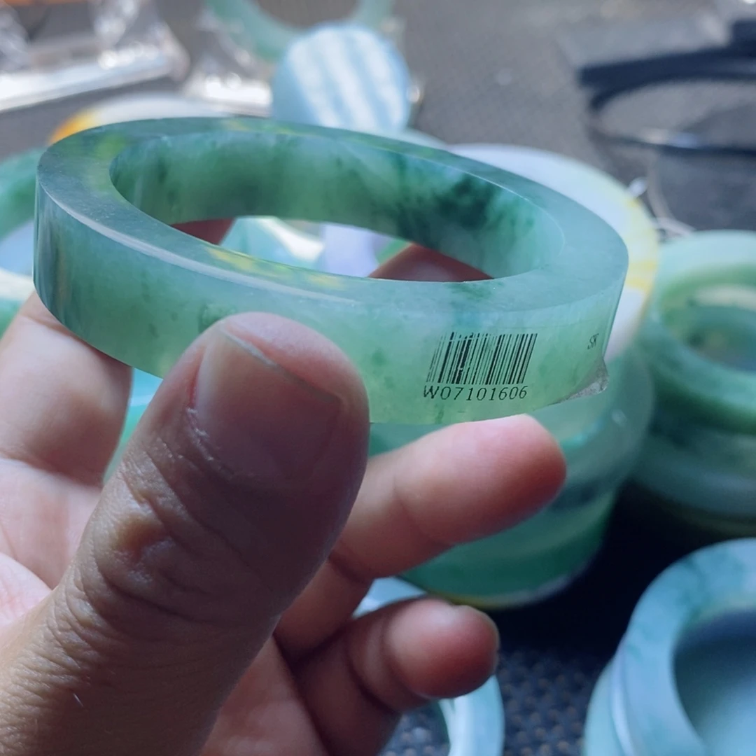 黑***色定制翡翠未镶嵌手镯