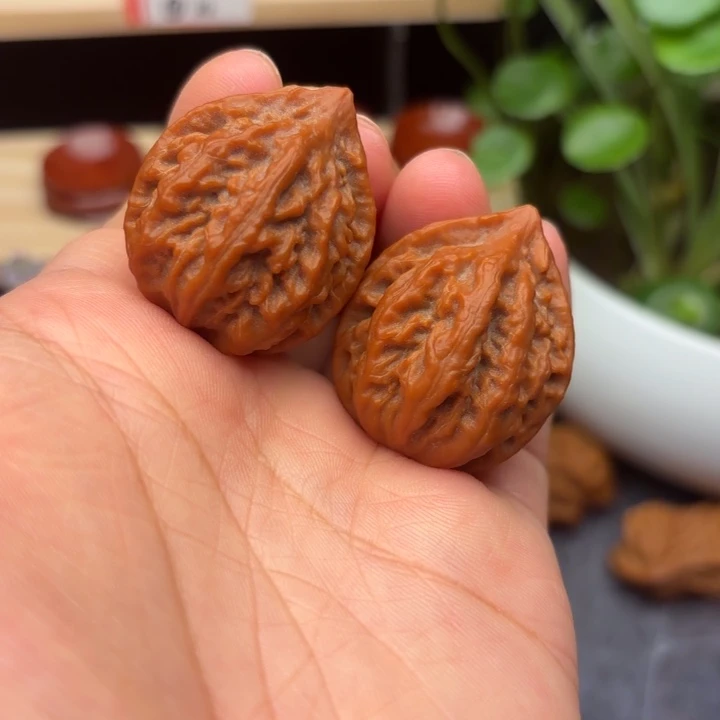 文玩核桃把件流***红皮八棱手捻134