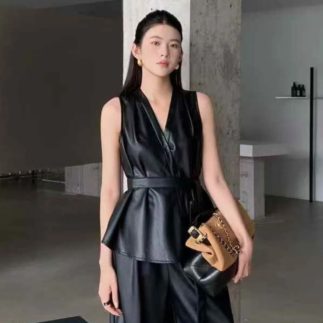 V领束腰黑色皮衣马甲,束腰设计超显腰细