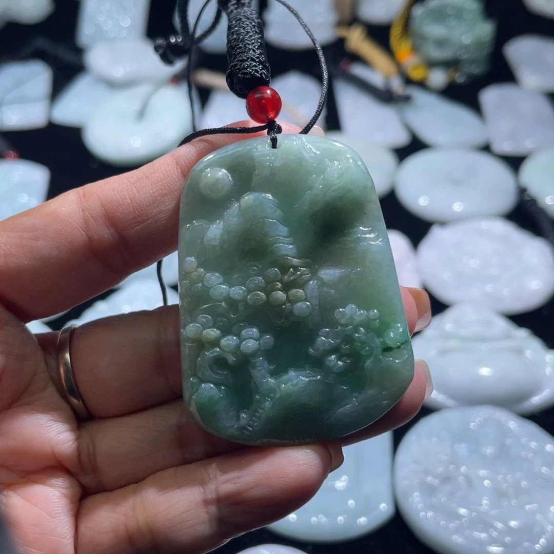 翡翠未镶嵌颈饰山水