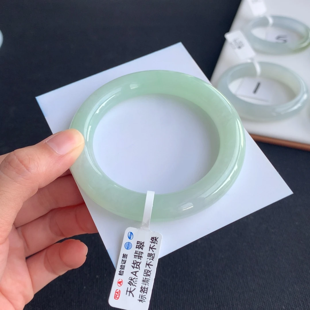 翡翠手镯未镶嵌甜绿