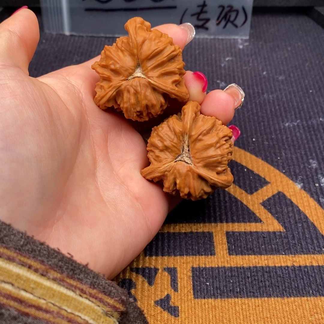 猛***.文玩核桃吊坠白狮子