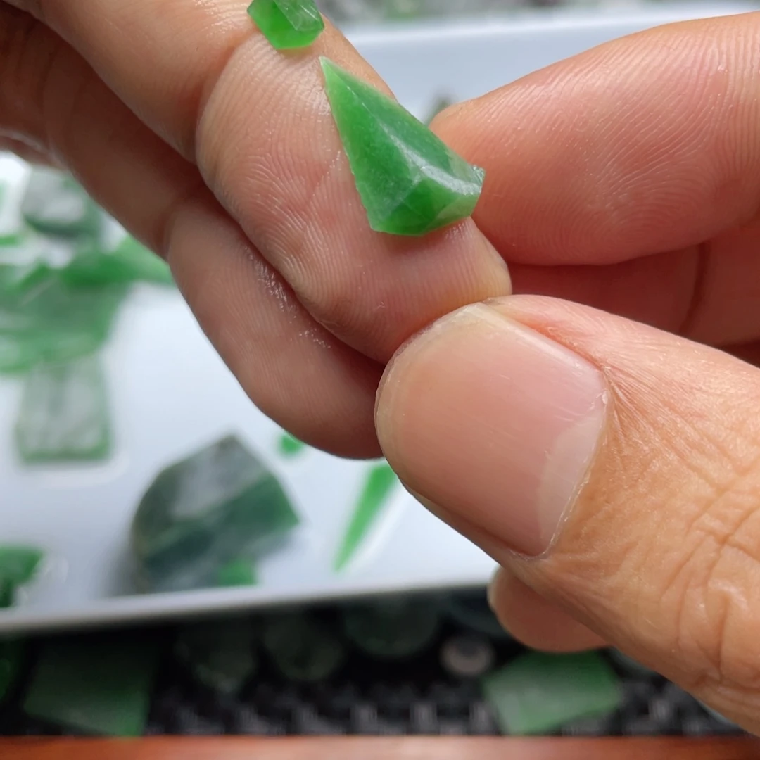 定制翡翠未镶嵌暮**?翡翠