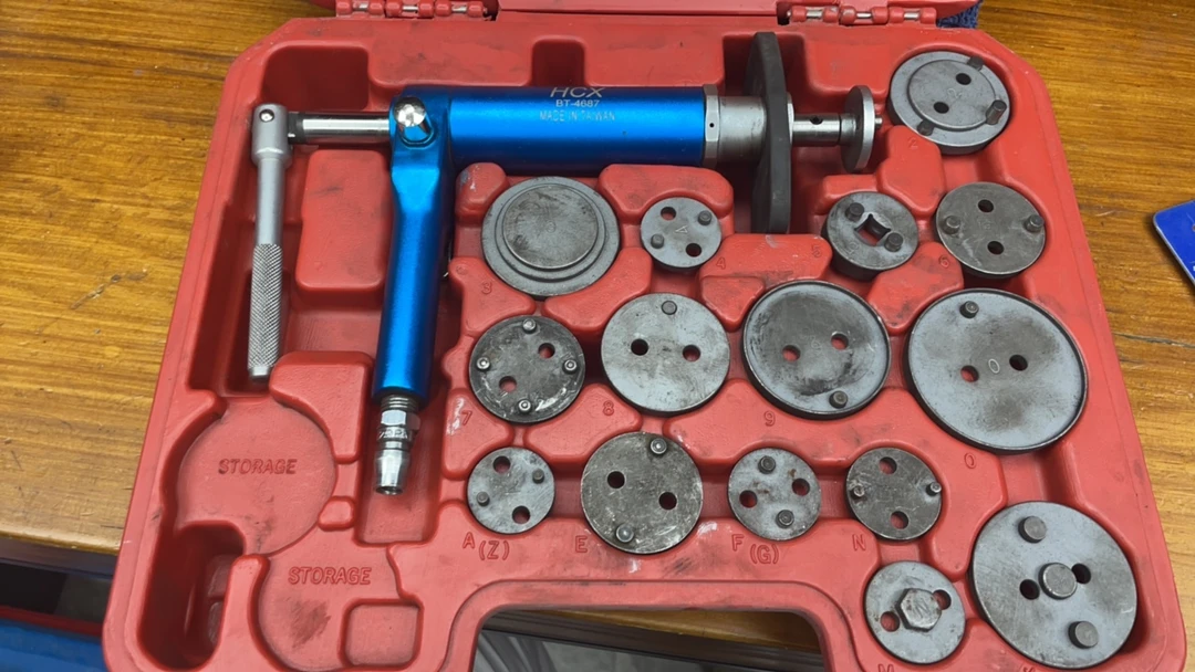 气动刹车分泵回位工具用于活塞顶回及刹车片更换调整