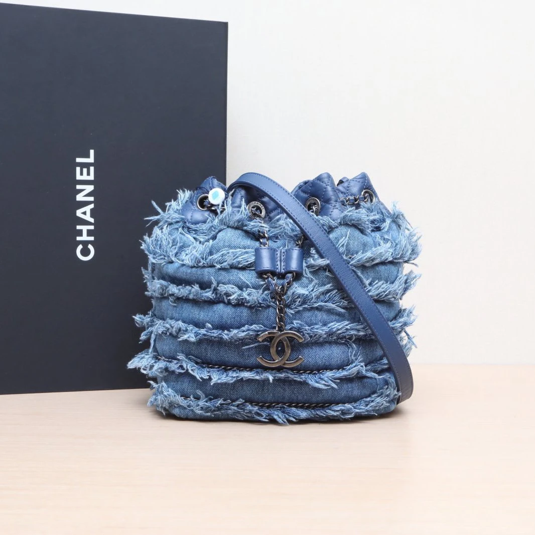 95新 Chanel/香奈儿 花花 牛仔蓝 帆布  水桶包 小号